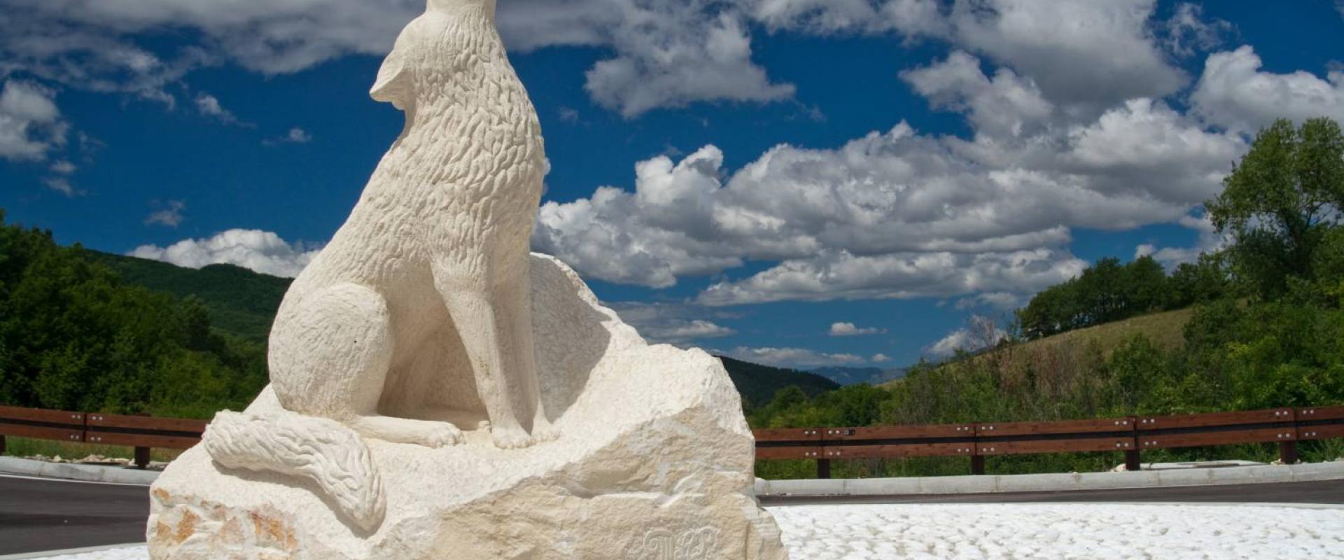 Statua del lupo a Pretoro Statua del lupo a Pretoro